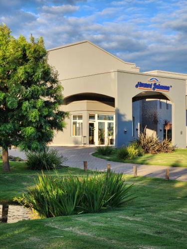 . Howard Johnson Hotel & Resort Funes