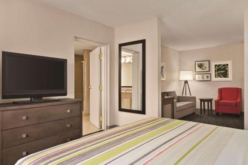 Country Inn & Suites by Radisson Tampa/Brandon FL - image 3