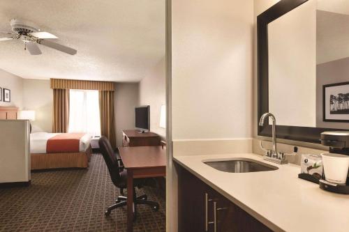 Country Inn & Suites by Radisson Lawrenceville GA - image 11