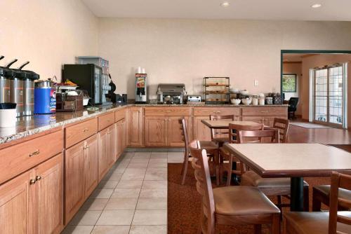 Country Inn & Suites by Radisson, Clinton, IA