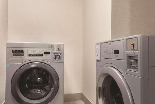 卡尔森江山旅馆及套房 - 迪比克