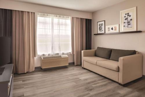 Country Inn & Suites by Radisson Cedar Falls IA - image 2