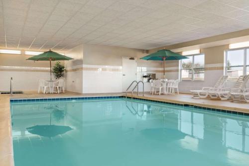 Country Inn & Suites by Radisson, Peoria North, IL