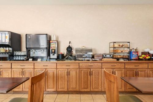 Country Inn & Suites by Radisson, Peoria North, IL