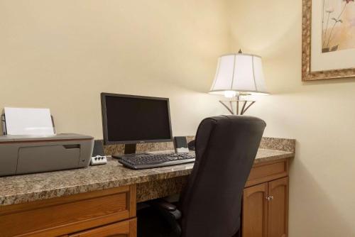 Country Inn & Suites by Radisson, Moline Airport, IL