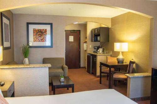 Country Inn & Suites by Radisson, Garden City, KS