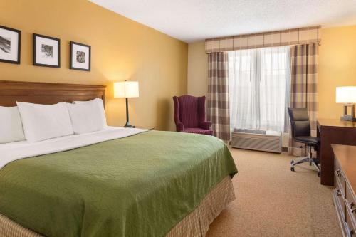 Country Inn & Suites by Radisson, Salina, KS