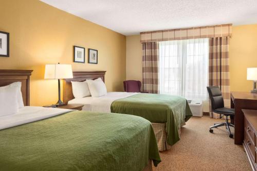 Country Inn & Suites by Radisson, Salina, KS