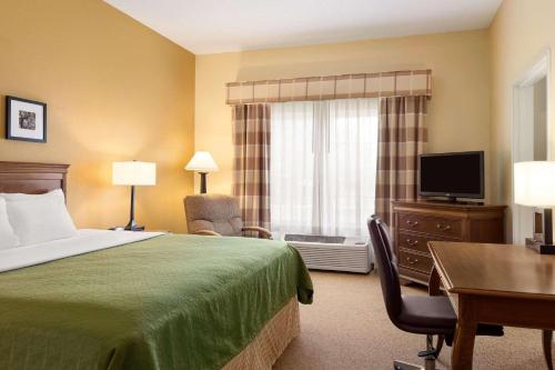 Country Inn & Suites by Radisson, Salina, KS