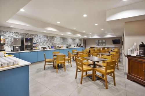 Country Inn & Suites by Radisson, Big Rapids, MI