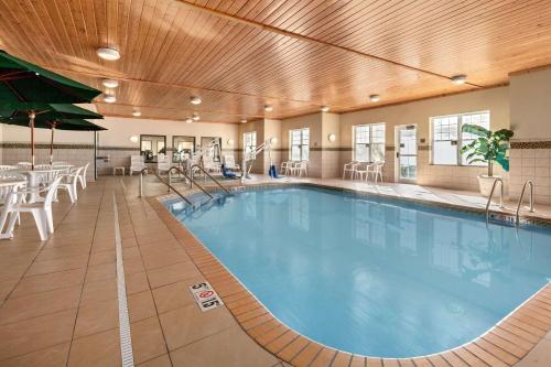 Country Inn & Suites by Radisson, Red Wing, MN