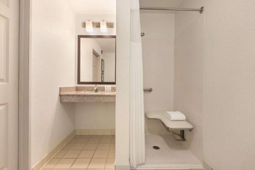 Country Inn & Suites by Radisson Willmar MN - image 8