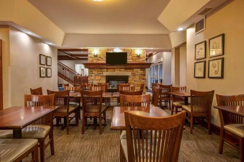 Country Inn & Suites by Radisson, Red Wing, MN