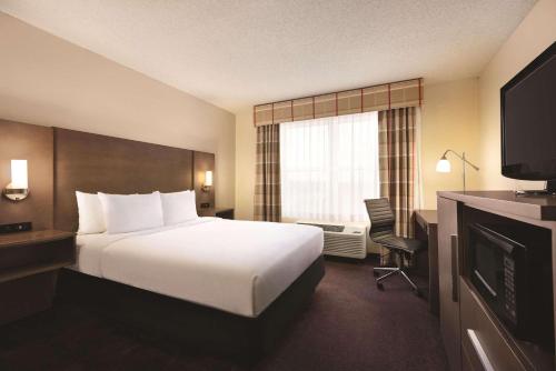 Country Inn & Suites by Radisson, Forest Lake, MN