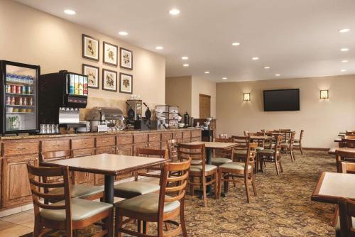 Country Inn & Suites by Radisson, Forest Lake, MN