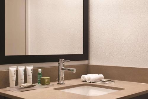 Country Inn & Suites by Radisson Northfield MN - image 8