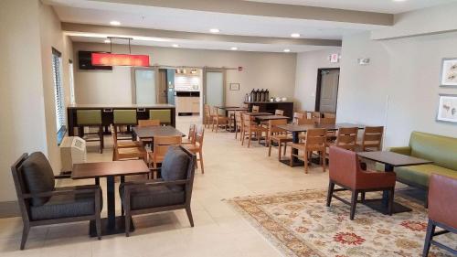 Country Inn & Suites by Radisson, St Cloud West, MN