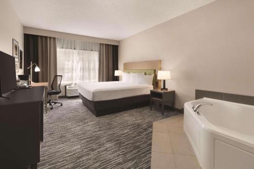 Country Inn & Suites by Radisson, Detroit Lakes, MN in Detroit Lakes, USA