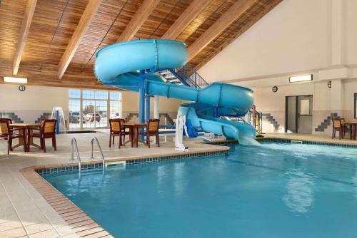 Country Inn & Suites by Radisson, Duluth North, MN