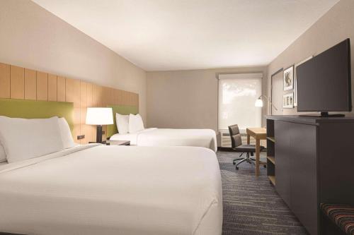 Country Inn & Suites by Radisson Dunn NC - image 3