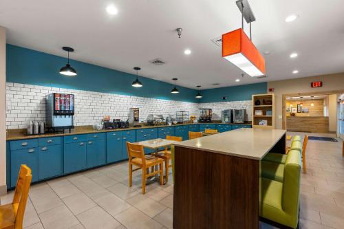 Country Inn & Suites by Radisson, Asheville at Asheville Outlet Mall, NC in Asheville, USA