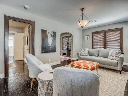 Cozy Crestwood Classic 3BR Home! in Oklahoma City, USA