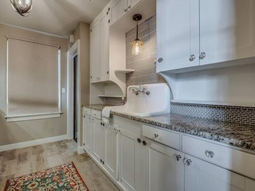 Cozy Crestwood Classic 3BR Home! thumb 4