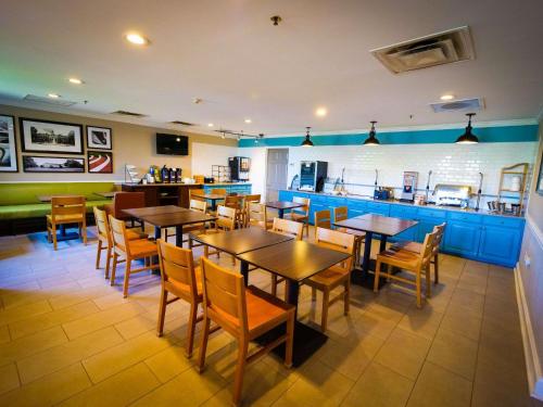 อาหารและเครื่องดื่ม, คันทรี อินน์ แอนด์ สวีท บาย เรดิสัน เบอร์ลิงตัน(เอลอน) นอร์ทแคโรไลนา (Country Inn & Suites by Radisson, Burlington (Elon), NC) in เบอร์ลิงตัน (NC)