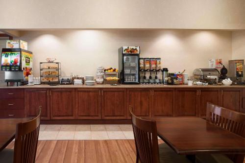 Country Inn & Suites by Radisson, Manchester Airport, NH