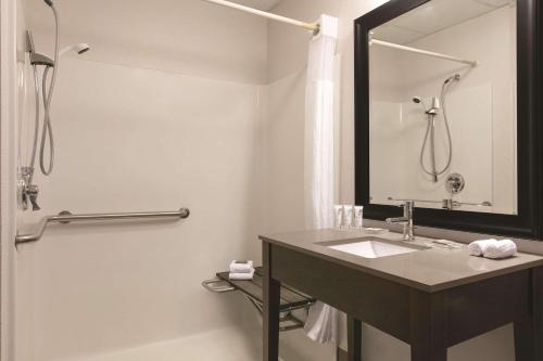 Country Inn & Suites by Radisson Port Clinton OH - image 11