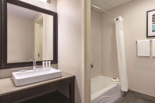 Country Inn & Suites by Radisson, Port Clinton, OH