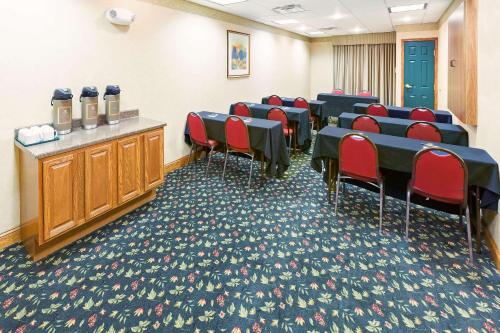 Country Inn & Suites by Radisson, Chambersburg, PA