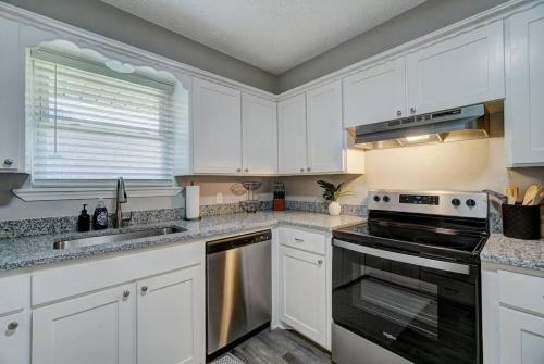 4BR Beauty w/ Game Room! Lake Hefner Hideaway in The Village, USA