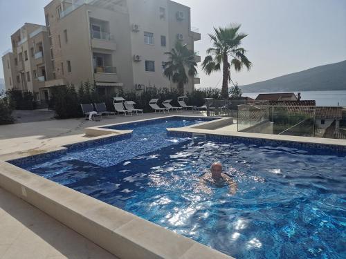 Úszómedence, Bella Mare in Denovici