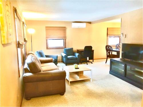 . Second Floor Furnished Apartment Near Lakes and Airport!
