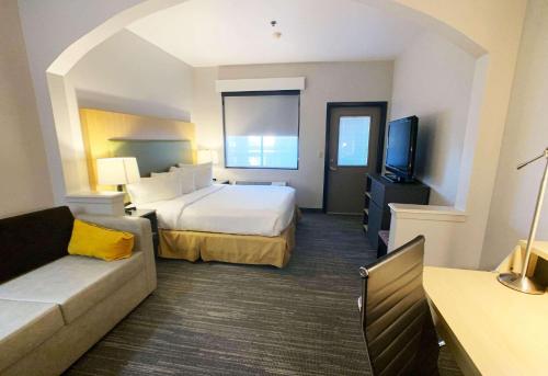 1 king bed, 1 sofa bed