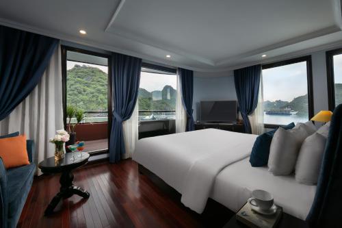 Le Theatre Cruises - Wonder on Lan Ha Bay