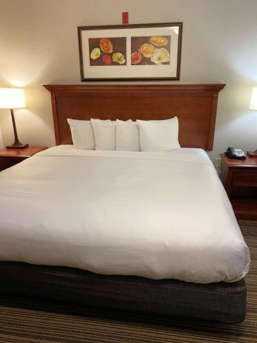 Photo - Country Inn & Suites by Radisson, Fort Worth, TX