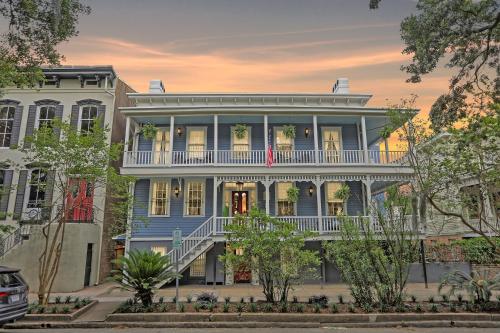 Oglethorpe Inn near Bonaventure Cemetary
