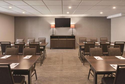 Country Inn & Suites by Radisson, La Crosse, WI