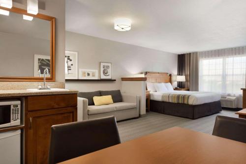 Country Inn & Suites by Radisson, Appleton North, WI