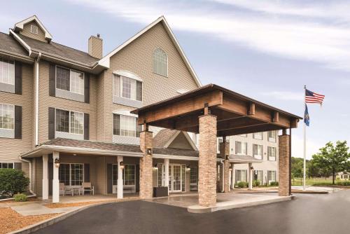 Country Inn & Suites by Radisson, West Bend, WI - Hotel - West Bend