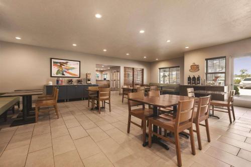 Country Inn & Suites by Radisson Green Bay North WI - image 10