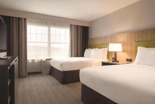 Country Inn & Suites by Radisson Germantown WI - main image