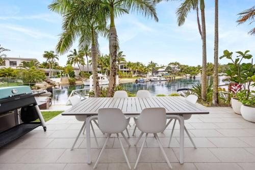 Jalynca: Retro Chic 2-Bedroom Waterfront Haven with Jetty & Pool in Noosa.