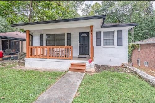 Exterior view, Luxury home 5 mins to Mercedes-Benz Stadium in Vine City