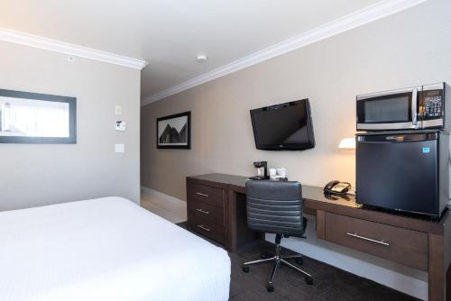 Standard Room, 1 King Bed image 4