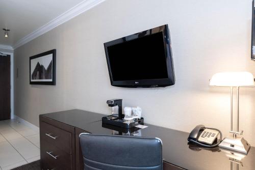 Standard Room, 1 King Bed image 2