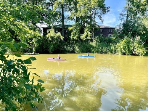 Waterfront house near the Niagara Falls/Canal/Canadian Border in Tonawanda, USA