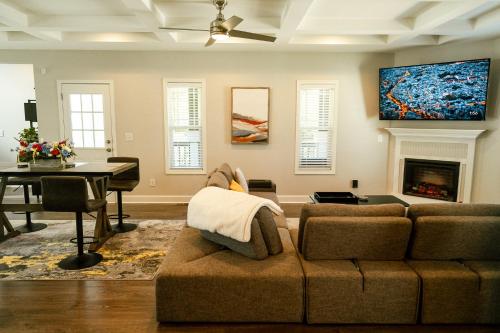 Come enjoy this modern, luxury oasis! 15 mins from downtown and the airport in Atlanta, USA